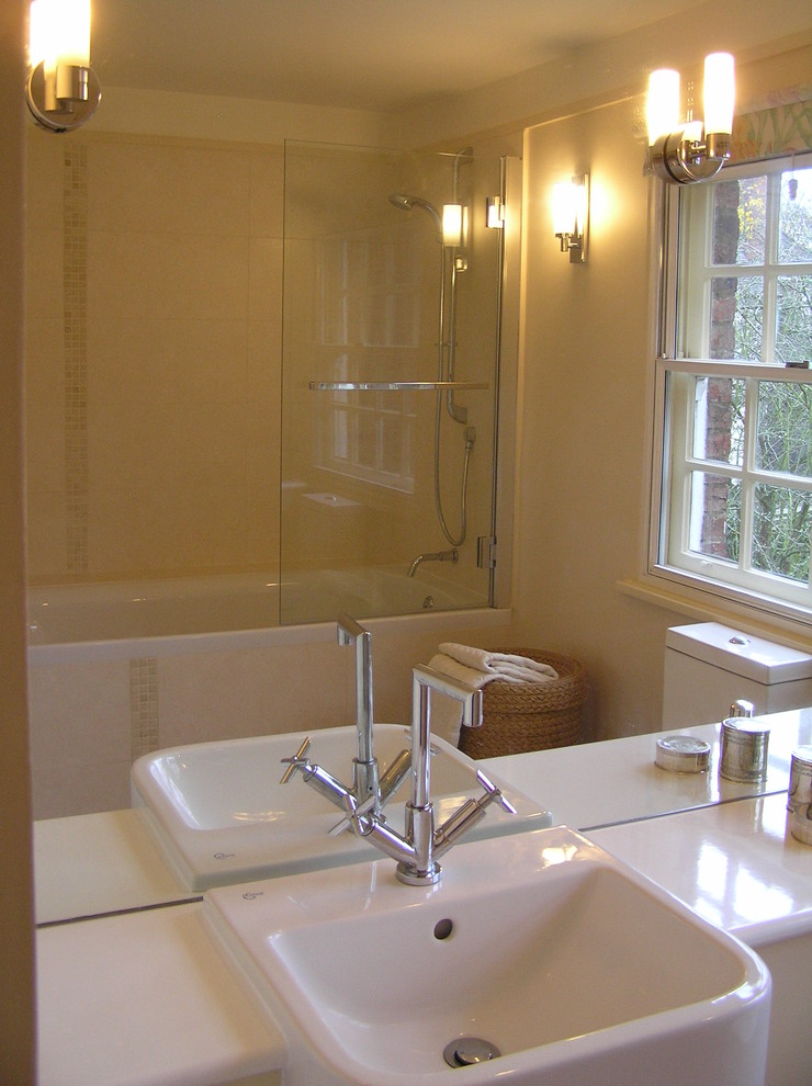 ロンドンにあるトラディショナルスタイルのおしゃれな浴室 (シャワー付き浴槽	) の写真