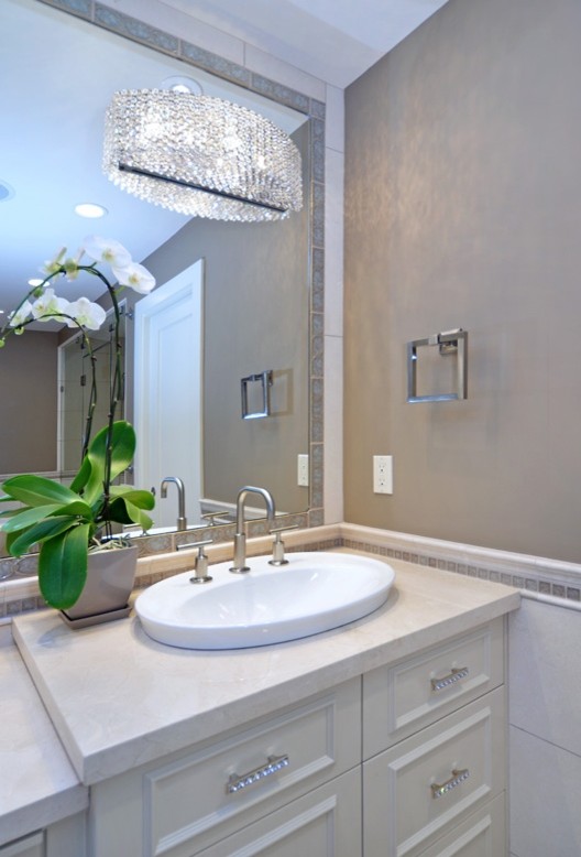 Свежая идея для дизайна: ванная комната в классическом стиле с фасадами с декоративным кантом, белыми фасадами и коричневыми стенами - отличное фото интерьера