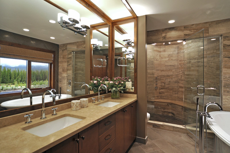 Inspiration för ett funkis badrum, med släta luckor, skåp i mellenmörkt trä, en dusch i en alkov, brun kakel, bruna väggar, klinkergolv i porslin och granitbänkskiva