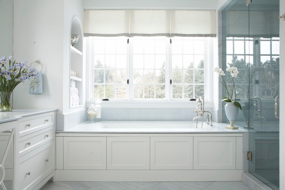 Klassisches Badezimmer mit weißen Schränken, Marmor-Waschbecken/Waschtisch, Einbaubadewanne, Eckdusche, weißen Fliesen und Marmorboden in Detroit