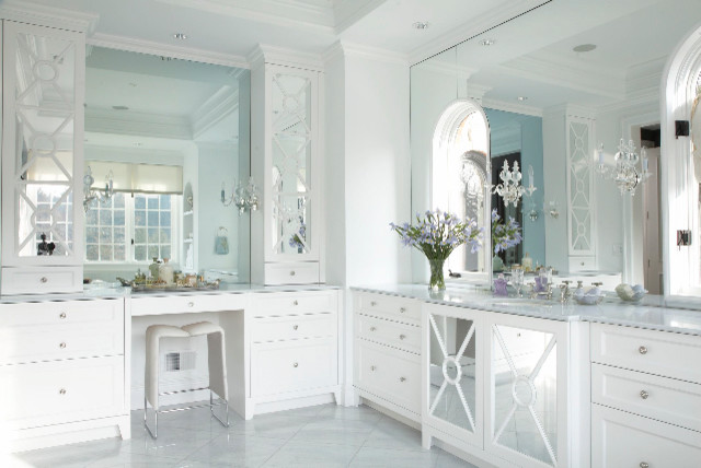 Esempio di una stanza da bagno padronale classica di medie dimensioni con ante in stile shaker, ante bianche, vasca da incasso, doccia ad angolo, piastrelle bianche, pareti bianche, pavimento in marmo, lavabo sottopiano e top in marmo
