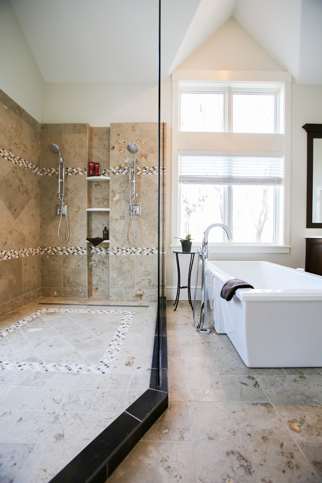 Стильный дизайн: главная ванная комната в современном стиле с отдельно стоящей ванной, керамогранитной плиткой, полом из керамогранита, двойным душем, разноцветной плиткой, сводчатым потолком, бежевыми стенами и бежевым полом - последний тренд