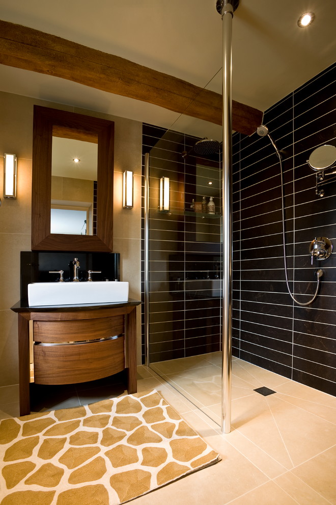 Пример оригинального дизайна: ванная комната в стиле неоклассика (современная классика) с плоскими фасадами, темными деревянными фасадами, душем без бортиков, душевой кабиной, настольной раковиной и открытым душем
