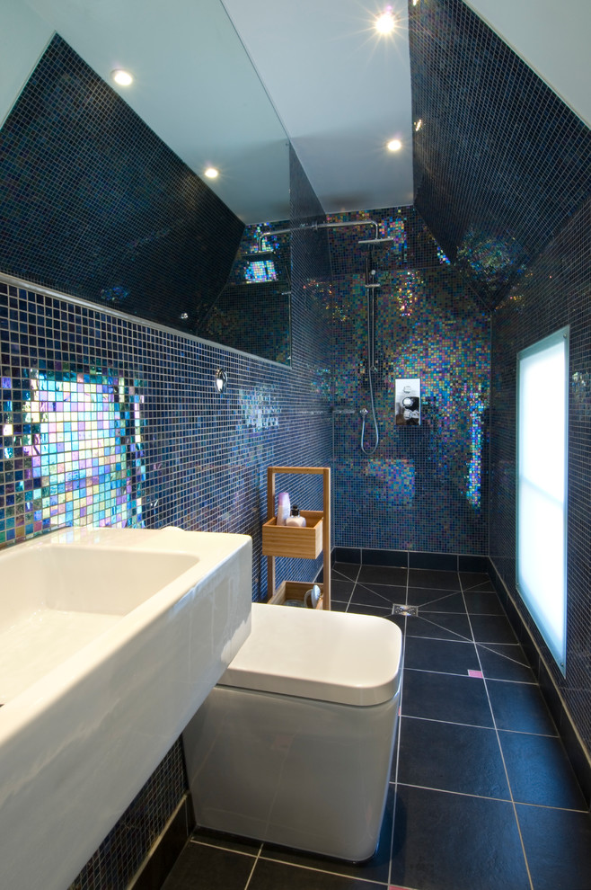 Пример оригинального дизайна: ванная комната в современном стиле с душем в нише, разноцветной плиткой, душевой кабиной, черным полом и открытым душем