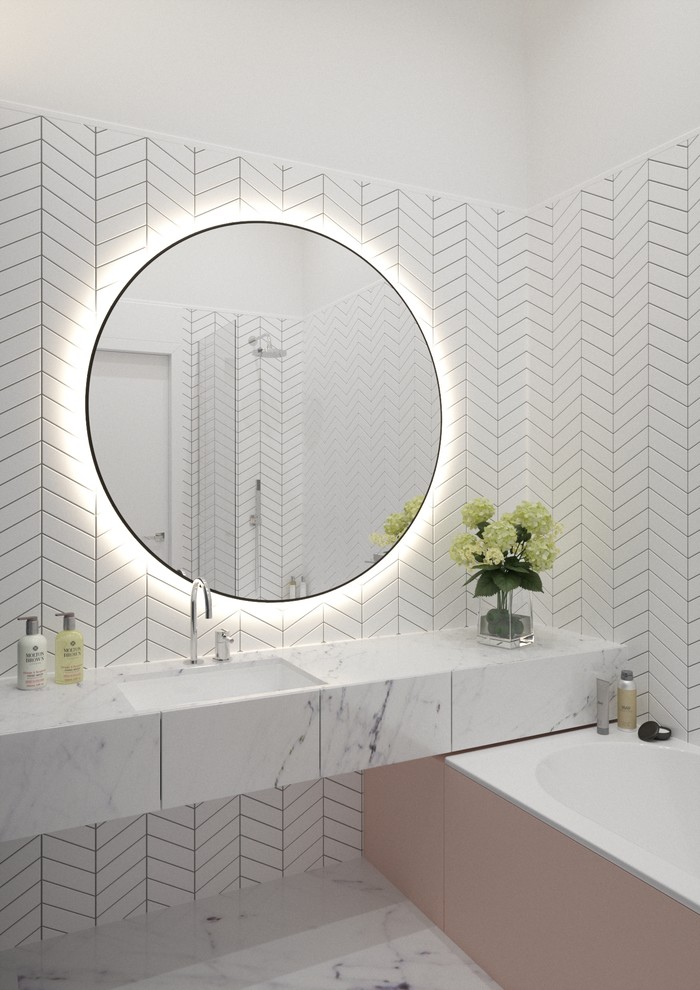 Aménagement d'une salle de bain moderne avec une baignoire posée, un carrelage métro, un mur blanc, un sol en marbre, un lavabo suspendu, un plan de toilette en marbre et un sol blanc.