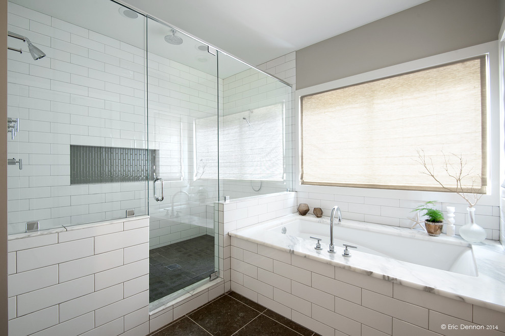 Exemple d'une grande salle de bain principale tendance avec une douche double, un placard à porte shaker, des portes de placard blanches, une baignoire encastrée, un carrelage blanc, un carrelage métro, un mur gris, un plan de toilette en marbre, un sol gris et une cabine de douche à porte battante.