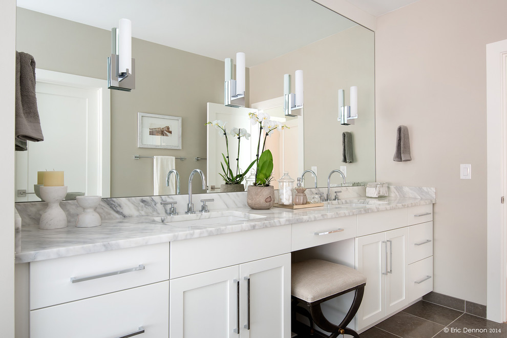 Foto di una grande stanza da bagno padronale classica con ante bianche, vasca da incasso, doccia doppia, ante con riquadro incassato, pareti beige, lavabo sottopiano, pavimento grigio e top in marmo