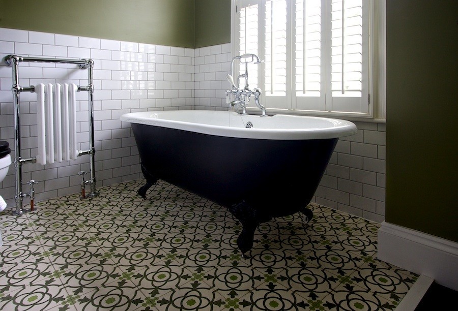 Idee per una stanza da bagno tradizionale di medie dimensioni con lavabo a colonna, vasca con piedi a zampa di leone, WC a due pezzi, piastrelle di cemento, pareti verdi e piastrelle bianche