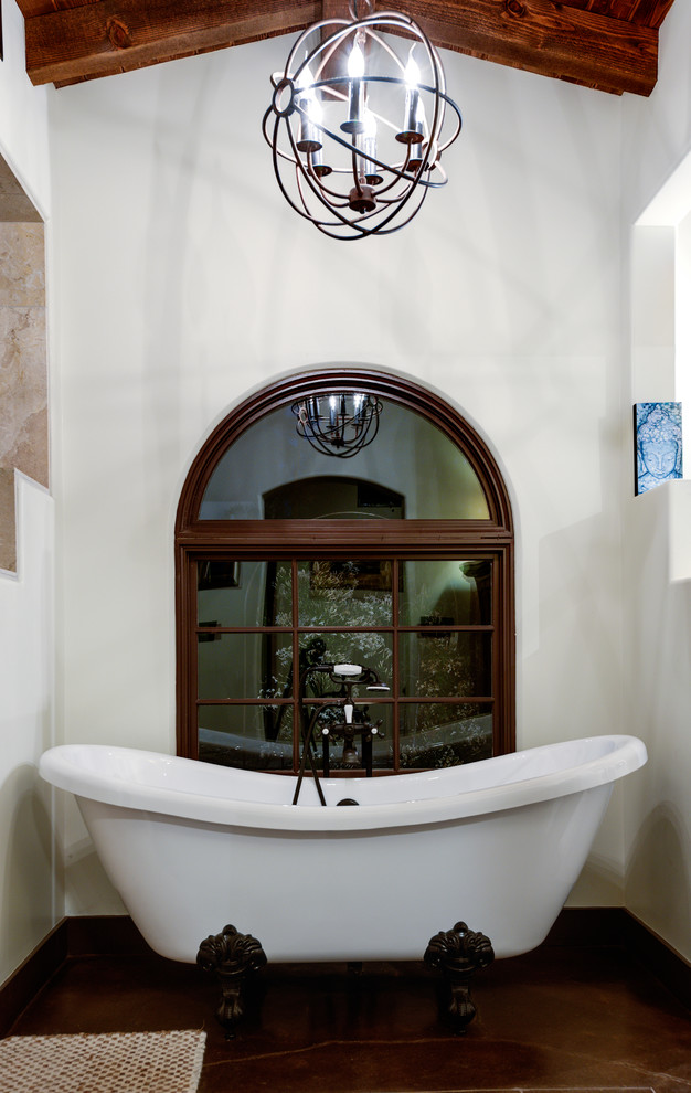 Immagine di una stanza da bagno mediterranea con vasca con piedi a zampa di leone