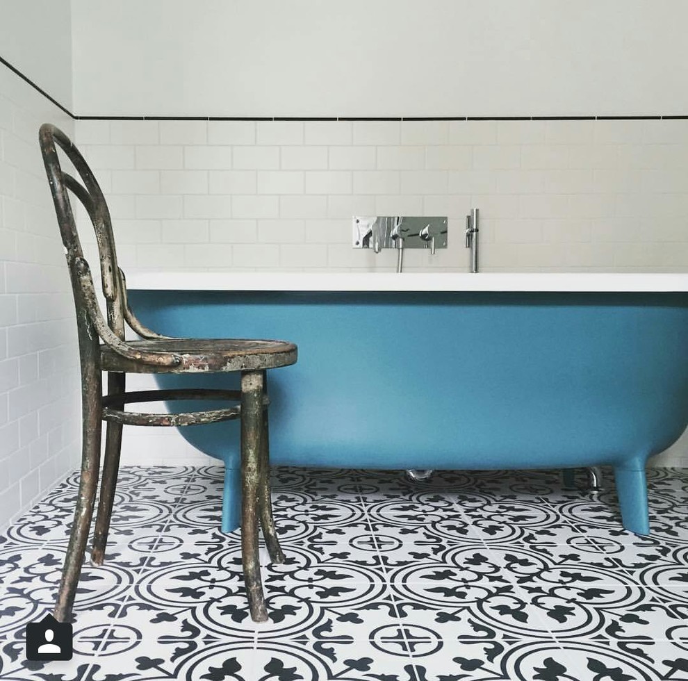 Cette image montre une petite salle de bain traditionnelle avec des carreaux de porcelaine et un sol en carrelage de porcelaine.