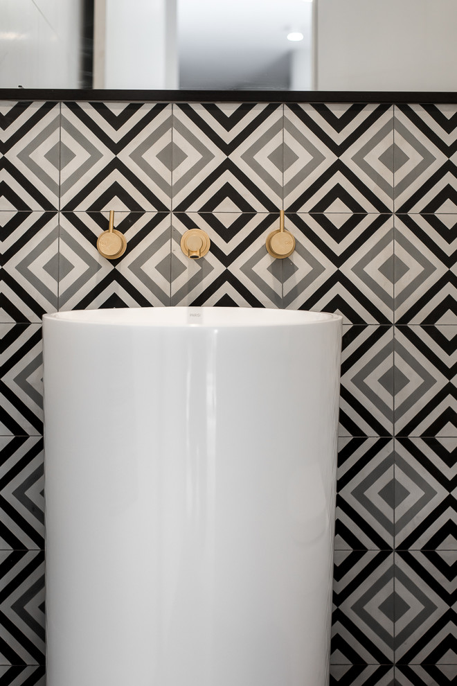 Свежая идея для дизайна: ванная комната в современном стиле с черно-белой плиткой и раковиной с пьедесталом - отличное фото интерьера