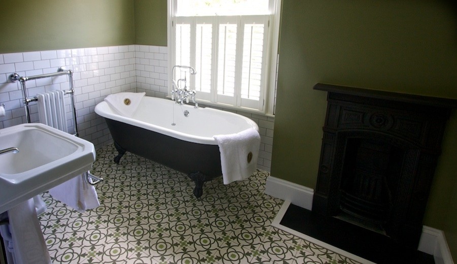Idee per una stanza da bagno classica di medie dimensioni con lavabo a colonna, vasca con piedi a zampa di leone, WC a due pezzi, piastrelle verdi, piastrelle di cemento e pareti verdi