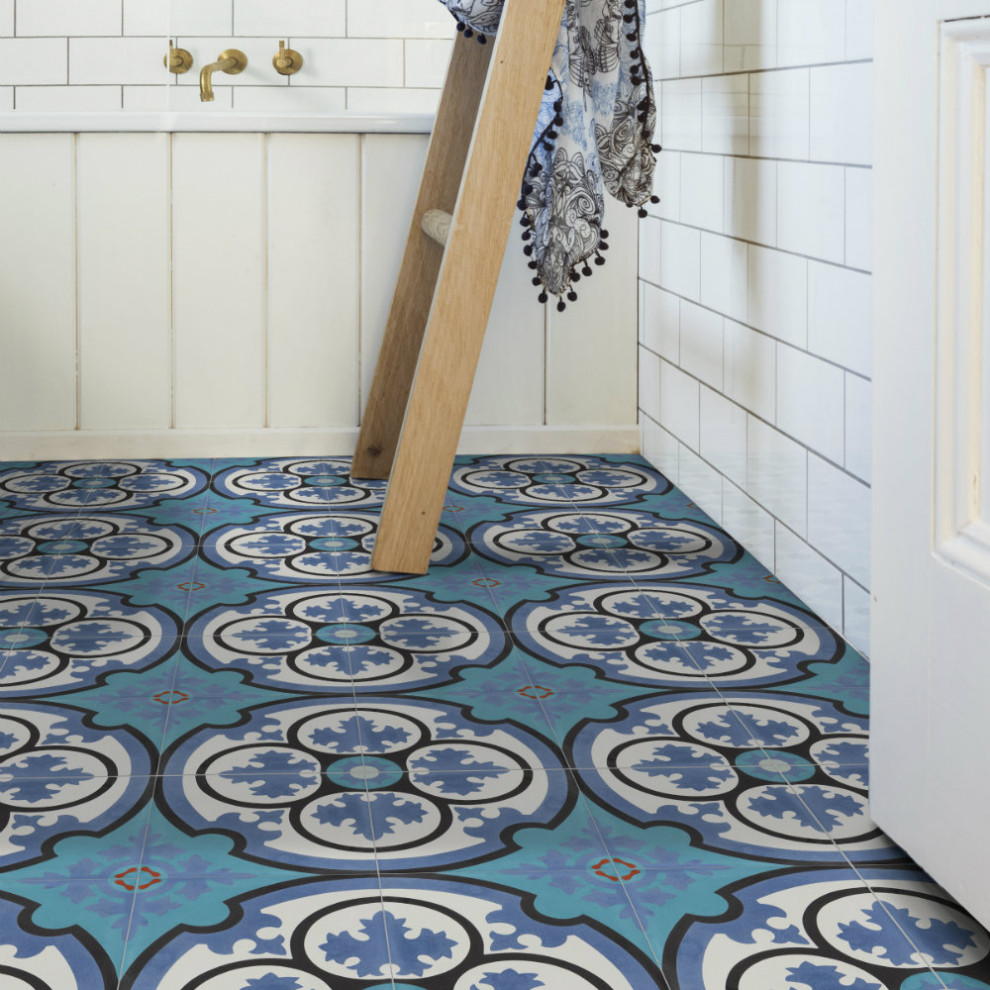 Ejemplo de cuarto de baño de estilo americano con baldosas y/o azulejos blancos, suelo de baldosas de porcelana y suelo azul