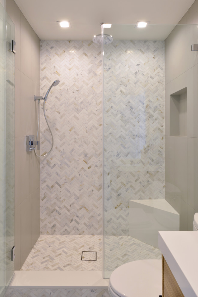 Idéer för ett mellanstort modernt badrum med dusch, med släta luckor, skåp i mellenmörkt trä, en hörndusch, grå kakel, mosaik, vita väggar, klinkergolv i porslin, ett nedsänkt handfat och bänkskiva i kvarts