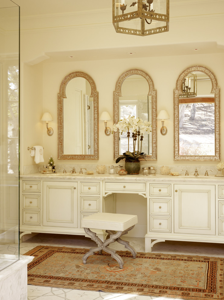Свежая идея для дизайна: ванная комната: освещение в классическом стиле с плиткой мозаикой - отличное фото интерьера