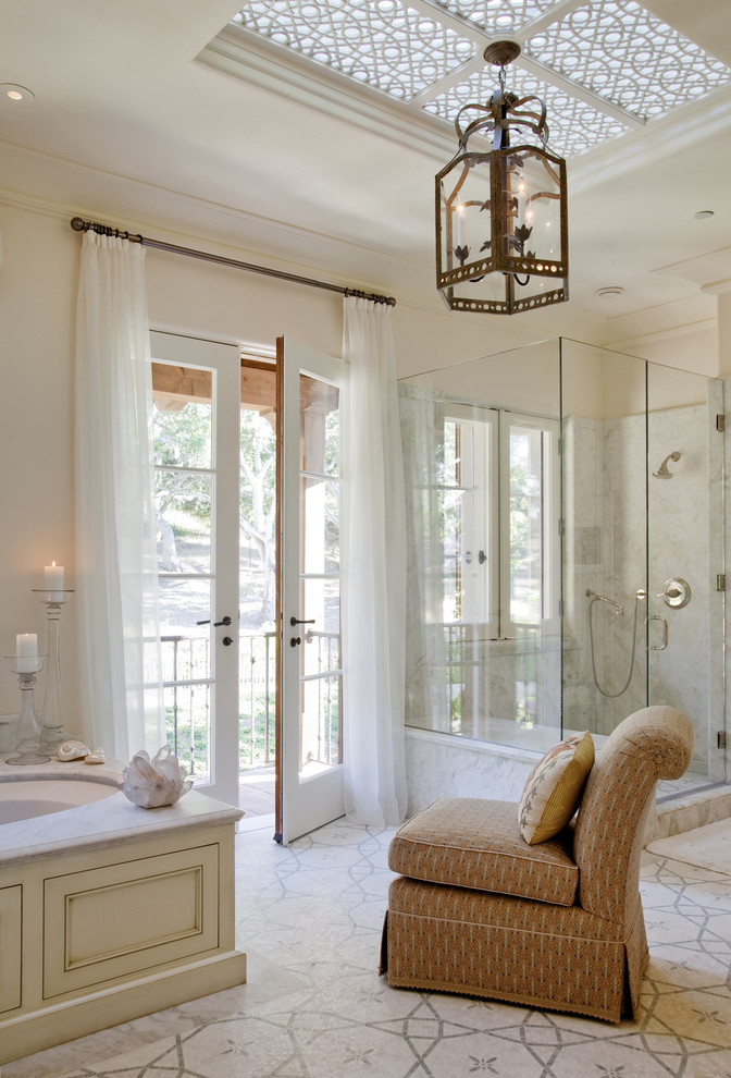 Стильный дизайн: ванная комната в классическом стиле с душем в нише и плиткой мозаикой - последний тренд