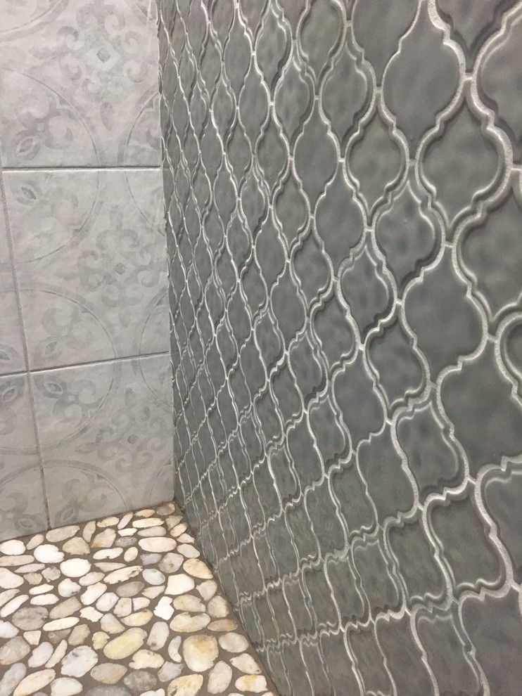 Esempio di una stanza da bagno padronale stile shabby con doccia doppia, piastrelle grigie, piastrelle in ceramica, pareti grigie, pavimento con piastrelle di ciottoli e porta doccia a battente