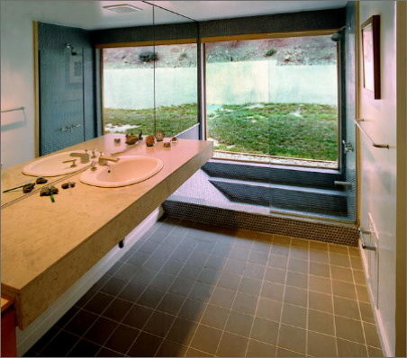Inredning av ett modernt mellanstort badrum med dusch, med skåp i ljust trä, ett badkar i en alkov, en dusch/badkar-kombination, en toalettstol med separat cisternkåpa, blå kakel, grå kakel, mosaik, vita väggar, klinkergolv i porslin och ett nedsänkt handfat