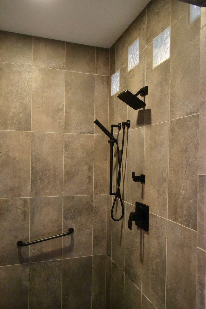 Inredning av ett klassiskt mellanstort en-suite badrum, med luckor med upphöjd panel, vita skåp, ett fristående badkar, en öppen dusch, en bidé, svart kakel, keramikplattor, vita väggar, klinkergolv i småsten, ett fristående handfat och bänkskiva i betong