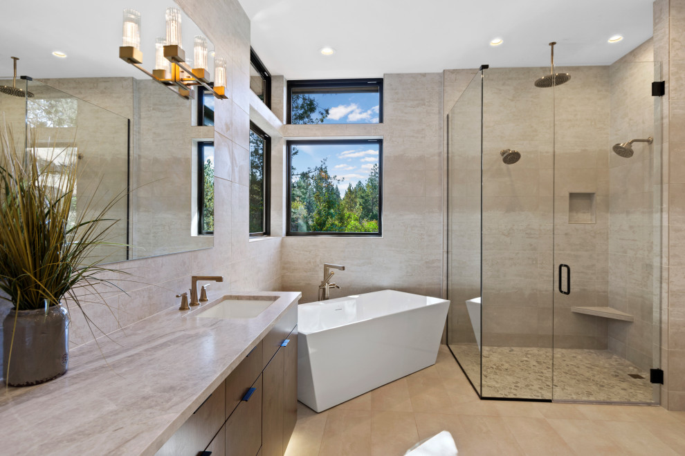 Exempel på ett stort modernt vit vitt en-suite badrum, med släta luckor, skåp i mellenmörkt trä, ett fristående badkar, en hörndusch, beige kakel, keramikplattor, klinkergolv i keramik, ett undermonterad handfat, bänkskiva i kvartsit, beiget golv och dusch med gångjärnsdörr