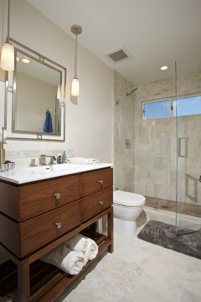 Mittelgroßes Modernes Duschbad mit integriertem Waschbecken, verzierten Schränken, hellbraunen Holzschränken, Quarzwerkstein-Waschtisch, Duschnische, Toilette mit Aufsatzspülkasten, beigen Fliesen, Porzellanfliesen, weißer Wandfarbe und Porzellan-Bodenfliesen in San Diego
