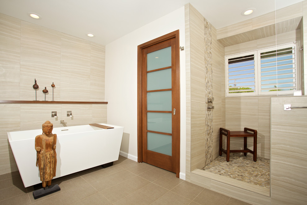 Источник вдохновения для домашнего уюта: главная ванная комната среднего размера в современном стиле с отдельно стоящей ванной, угловым душем, бежевой плиткой, керамогранитной плиткой, белыми стенами и полом из керамогранита