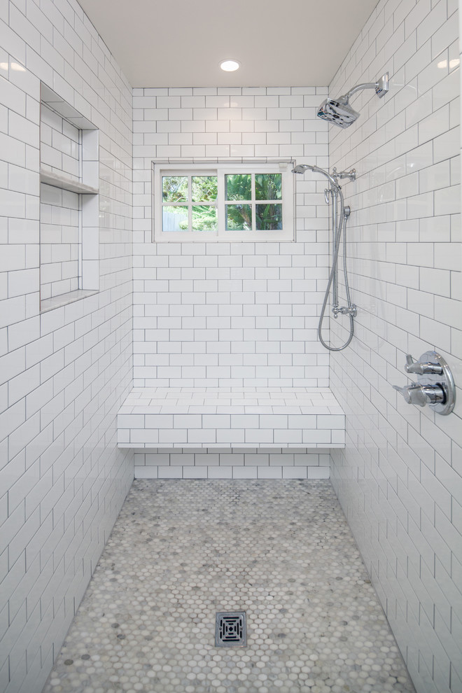 На фото: главная ванная комната среднего размера в классическом стиле с фасадами в стиле шейкер, белыми фасадами, отдельно стоящей ванной, душем в нише, раздельным унитазом, белой плиткой, керамогранитной плиткой, белыми стенами, полом из керамогранита, врезной раковиной, столешницей из искусственного кварца, коричневым полом и душем с распашными дверями с