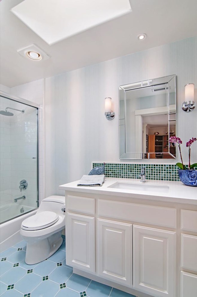 サンディエゴにある広いトランジショナルスタイルのおしゃれなマスターバスルーム (レイズドパネル扉のキャビネット、白いキャビネット、アンダーカウンター洗面器、クオーツストーンの洗面台、置き型浴槽、ダブルシャワー、一体型トイレ	、白いタイル、石タイル、白い壁、ライムストーンの床) の写真