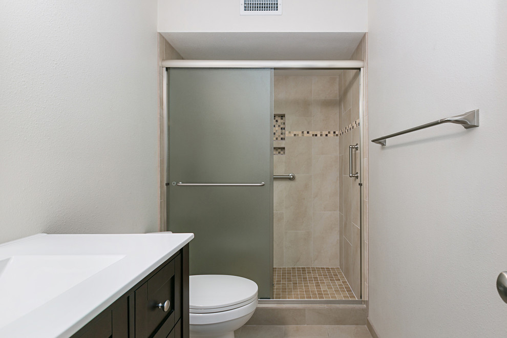 Пример оригинального дизайна: главная ванная комната среднего размера в стиле модернизм с фасадами с утопленной филенкой, коричневыми фасадами, угловым душем, раздельным унитазом, белой плиткой, плиткой из травертина, белыми стенами, полом из травертина, накладной раковиной, столешницей из кварцита, бежевым полом и душем с раздвижными дверями
