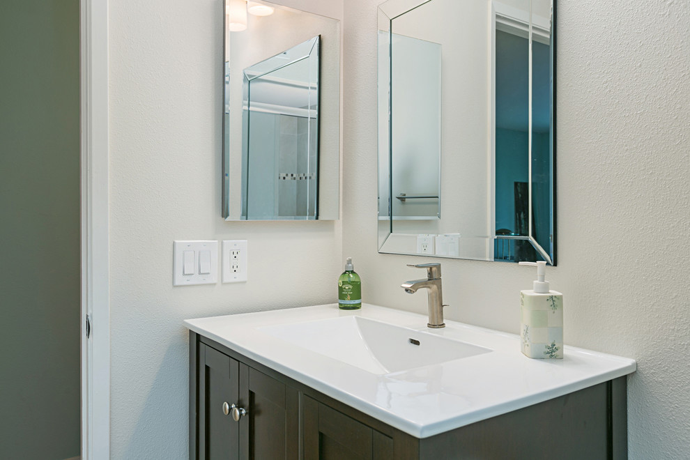 Exempel på ett mellanstort modernt en-suite badrum, med luckor med infälld panel, bruna skåp, en hörndusch, en toalettstol med separat cisternkåpa, vit kakel, travertinkakel, vita väggar, travertin golv, ett nedsänkt handfat, bänkskiva i kvartsit, beiget golv och dusch med skjutdörr