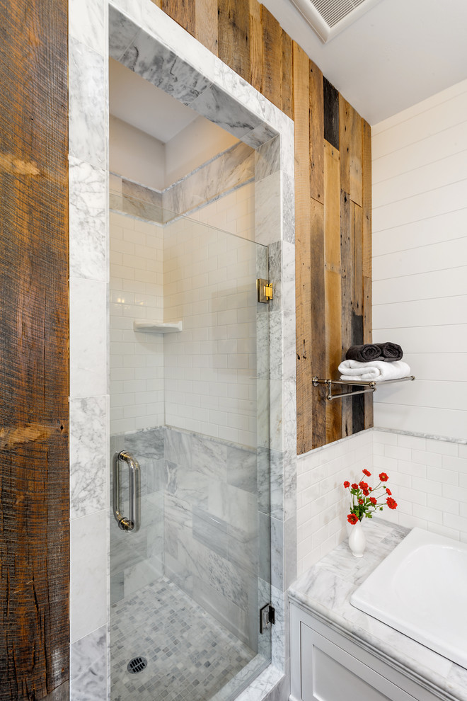 Стильный дизайн: ванная комната в современном стиле с накладной ванной, душем в нише и белой плиткой - последний тренд