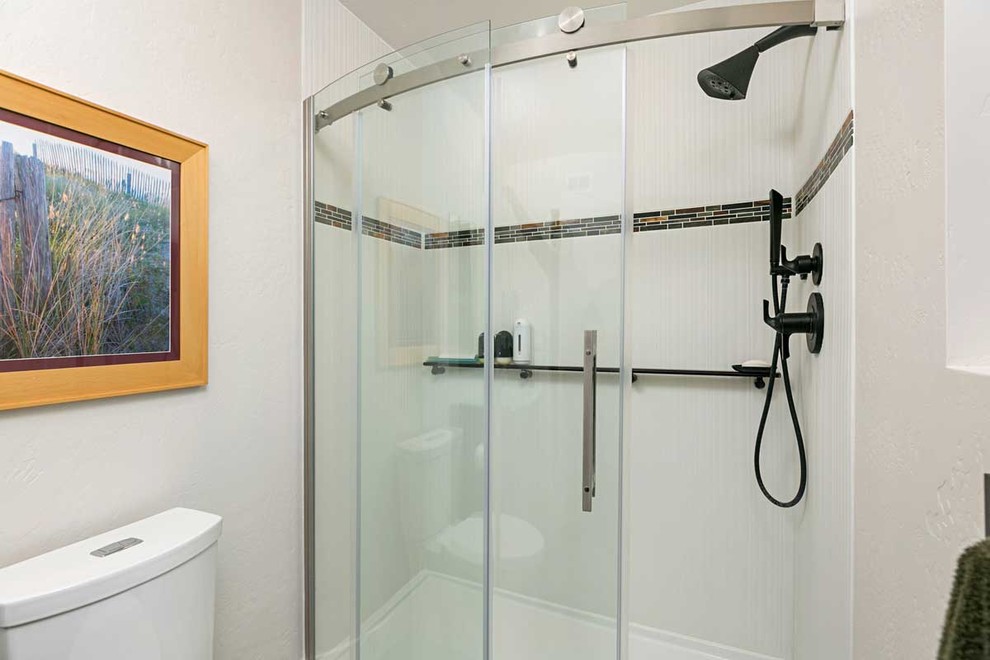Ispirazione per una stanza da bagno padronale boho chic di medie dimensioni con doccia alcova, piastrelle bianche, piastrelle in ceramica e porta doccia scorrevole