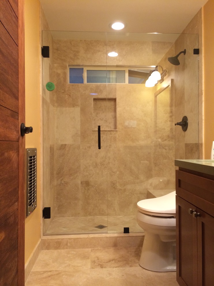 Modelo de cuarto de baño clásico pequeño con lavabo bajoencimera, armarios con paneles empotrados, puertas de armario de madera oscura, ducha empotrada, bidé, paredes amarillas, suelo de travertino y aseo y ducha