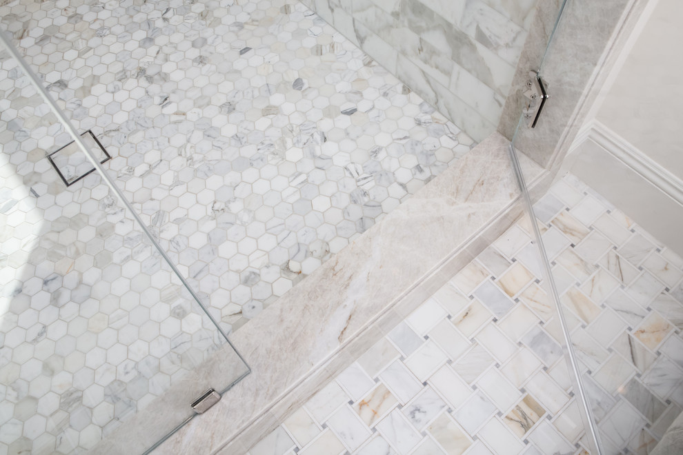 Foto på ett stort vintage en-suite badrum, med luckor med upphöjd panel, bruna skåp, ett fristående badkar, en öppen dusch, grå kakel, vita väggar, grått golv, dusch med gångjärnsdörr, marmorkakel, marmorgolv och marmorbänkskiva