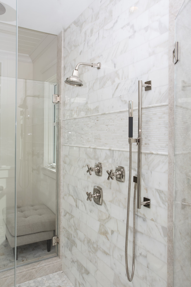 Inspiration för ett stort vintage en-suite badrum, med luckor med upphöjd panel, bruna skåp, ett fristående badkar, en öppen dusch, grå kakel, vita väggar, grått golv, dusch med gångjärnsdörr, marmorkakel, marmorbänkskiva och marmorgolv