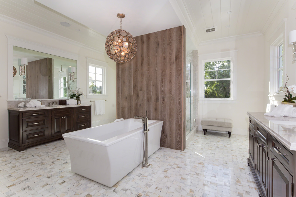 Idéer för ett stort klassiskt en-suite badrum, med luckor med upphöjd panel, bruna skåp, ett fristående badkar, en öppen dusch, marmorkakel, vita väggar, marmorgolv, ett undermonterad handfat, bänkskiva i kvartsit, flerfärgat golv och dusch med gångjärnsdörr