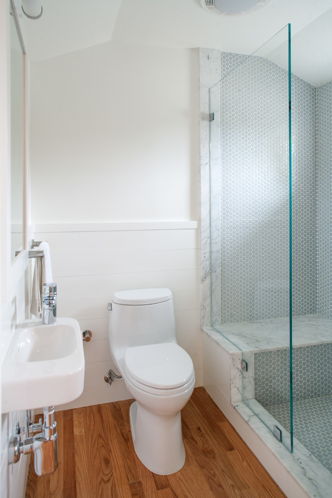 ロサンゼルスにあるラグジュアリーな小さなコンテンポラリースタイルのおしゃれな浴室 (壁付け型シンク、オープン型シャワー、一体型トイレ	、青いタイル、セラミックタイル、白い壁、無垢フローリング) の写真