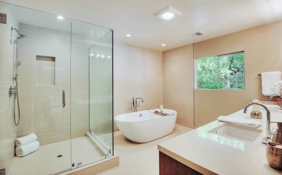 Идея дизайна: ванная комната в современном стиле с врезной раковиной, плоскими фасадами, фасадами цвета дерева среднего тона, столешницей из искусственного кварца, отдельно стоящей ванной, открытым душем, бежевой плиткой и плиткой под дерево