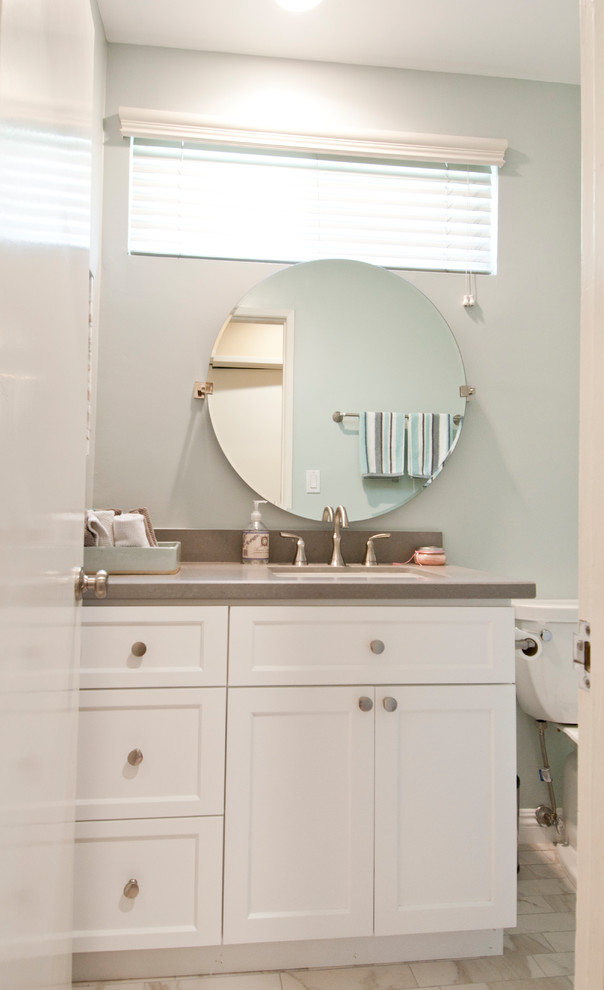 Пример оригинального дизайна: главная ванная комната среднего размера в стиле неоклассика (современная классика) с фасадами в стиле шейкер, белыми фасадами, душем в нише, раздельным унитазом, белой плиткой, керамической плиткой, синими стенами, мраморным полом, врезной раковиной, столешницей из кварцита, белым полом, душем с распашными дверями и серой столешницей