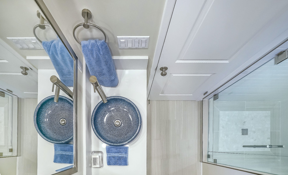 Идея дизайна: маленькая ванная комната в стиле ретро с фасадами с утопленной филенкой, бежевыми фасадами, душем в нише, унитазом-моноблоком, белой плиткой, керамической плиткой, бежевыми стенами, полом из керамогранита, душевой кабиной, настольной раковиной, столешницей из искусственного кварца, серым полом и душем с распашными дверями для на участке и в саду