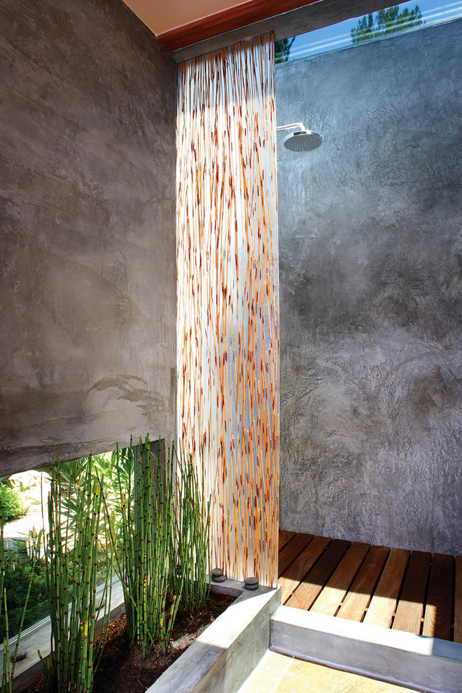 Idéer för att renovera ett mellanstort orientaliskt badrum, med en öppen dusch, med dusch som är öppen, släta luckor, skåp i mörkt trä, grå väggar, mellanmörkt trägolv, ett fristående handfat och bänkskiva i glas