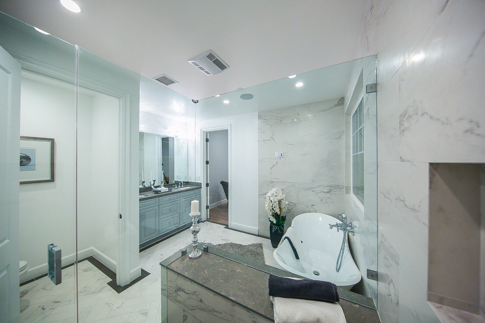 Inredning av ett klassiskt mellanstort grå grått en-suite badrum, med luckor med infälld panel, vita skåp, ett badkar i en alkov, en toalettstol med hel cisternkåpa, flerfärgad kakel, marmorkakel, vita väggar, marmorgolv, ett nedsänkt handfat, bänkskiva i täljsten, vitt golv, dusch med gångjärnsdörr och en dusch i en alkov