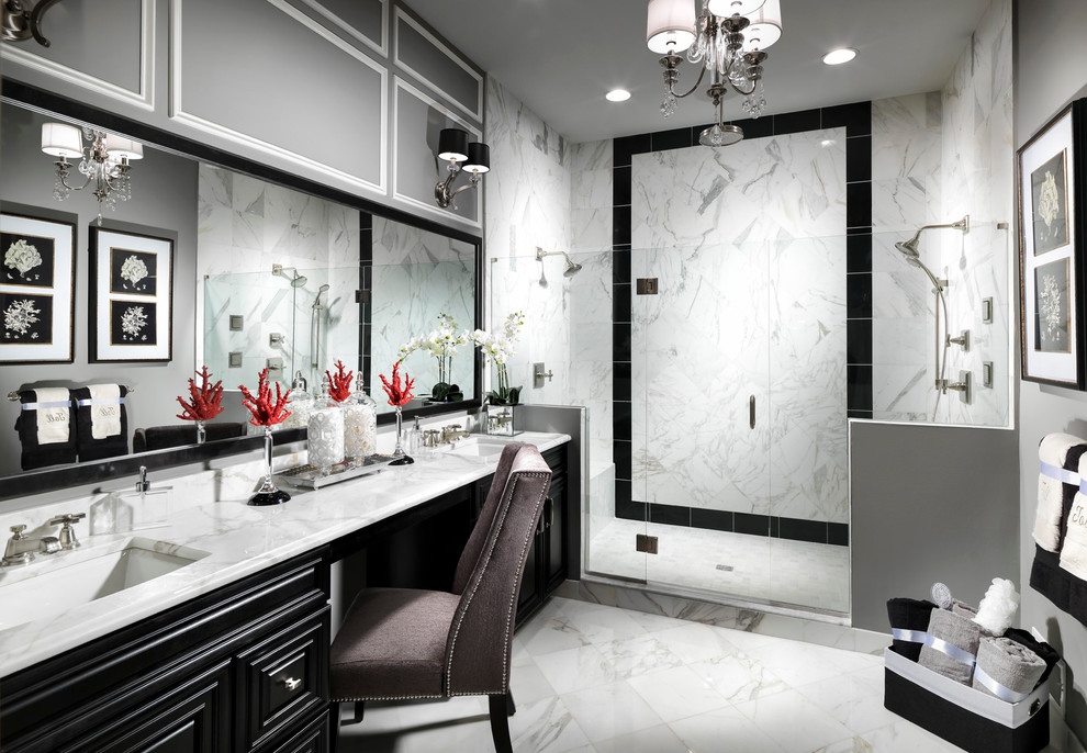 Idee per una grande stanza da bagno padronale classica con ante nere, top in marmo, doccia aperta, piastrelle bianche, lastra di pietra, pareti grigie e pavimento in marmo
