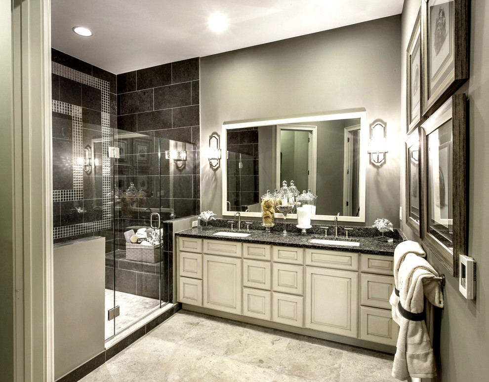 Modelo de cuarto de baño principal contemporáneo de tamaño medio con armarios con paneles con relieve, puertas de armario beige, encimera de granito, ducha abierta y paredes beige
