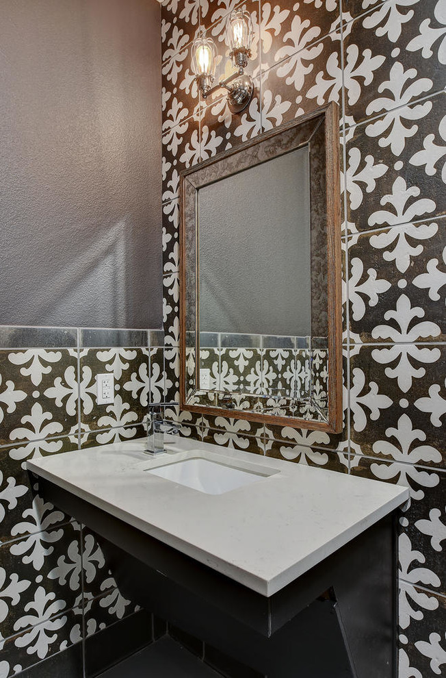 Kleine Klassische Gästetoilette mit farbigen Fliesen und Einbauwaschbecken in Austin