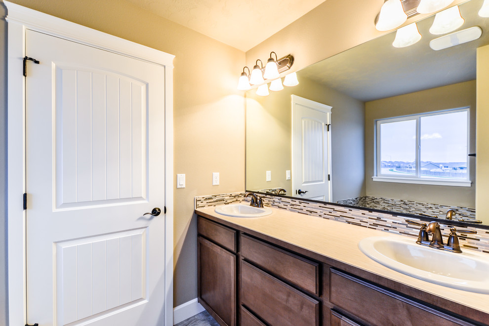 Exemple d'une salle de bain principale chic en bois brun avec une baignoire en alcôve, un combiné douche/baignoire, un carrelage beige, mosaïque, un mur beige, un sol en linoléum, un lavabo posé et un plan de toilette en stratifié.