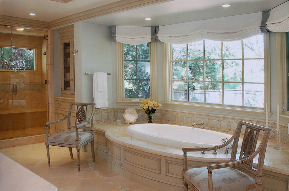 Großes Klassisches Badezimmer En Suite mit beigen Fliesen, Keramikfliesen, blauer Wandfarbe und Kalkstein in San Francisco