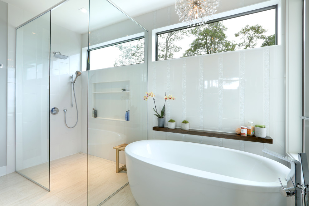 На фото: большая главная ванная комната в современном стиле с отдельно стоящей ванной, открытым душем, белой плиткой, керамической плиткой, серыми стенами, полом из керамической плитки, серым полом и открытым душем