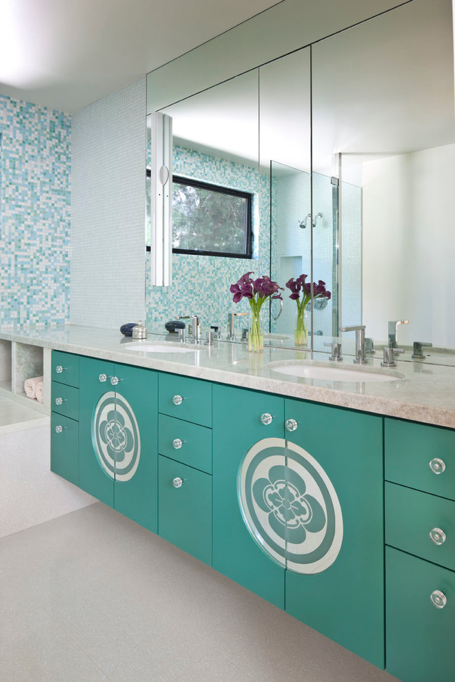 На фото: ванная комната в современном стиле с столешницей из гранита с