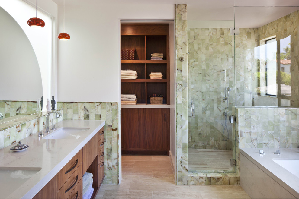 Diseño de cuarto de baño actual con lavabo bajoencimera, armarios con paneles lisos, puertas de armario de madera oscura, bañera encastrada sin remate, ducha empotrada y baldosas y/o azulejos verdes